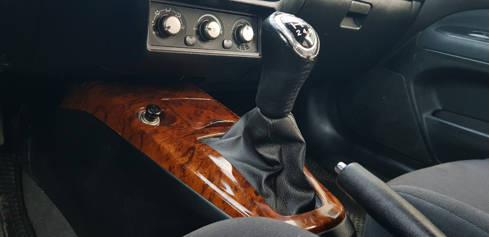 Сам чехол вначале крепил на термоклей, но он весь оторвалсь, затем на двухсторонний скотч, он пока держит. — Mitsubishi Lancer IX