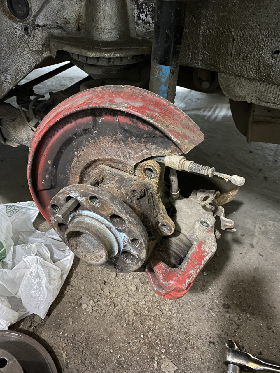 Обслуживание тормозной системы — Audi A6 (C5), 2,4 л, 1999 года ...