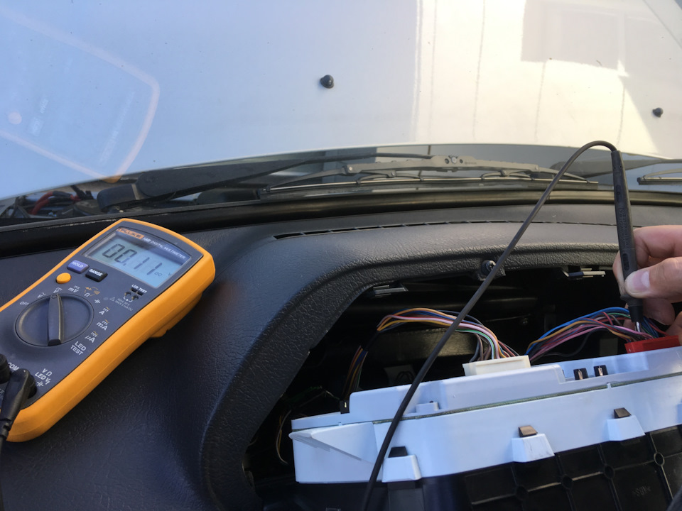 Дергаются стрелки температуры и уровня топлива на приборной панели ...