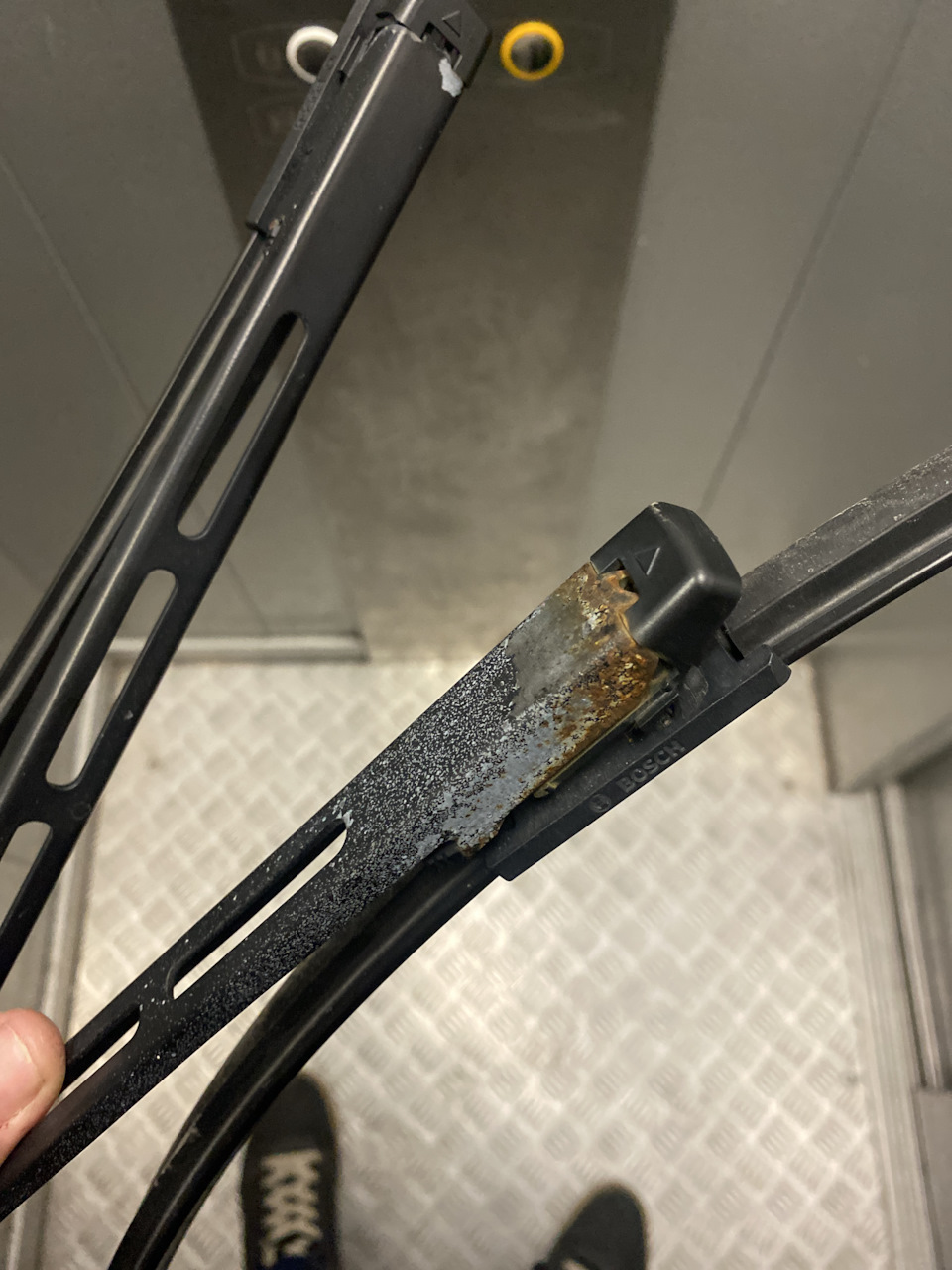 Покраска поводков дворников — Citroen C4 (1G), 1,6 л, 2008 года ...