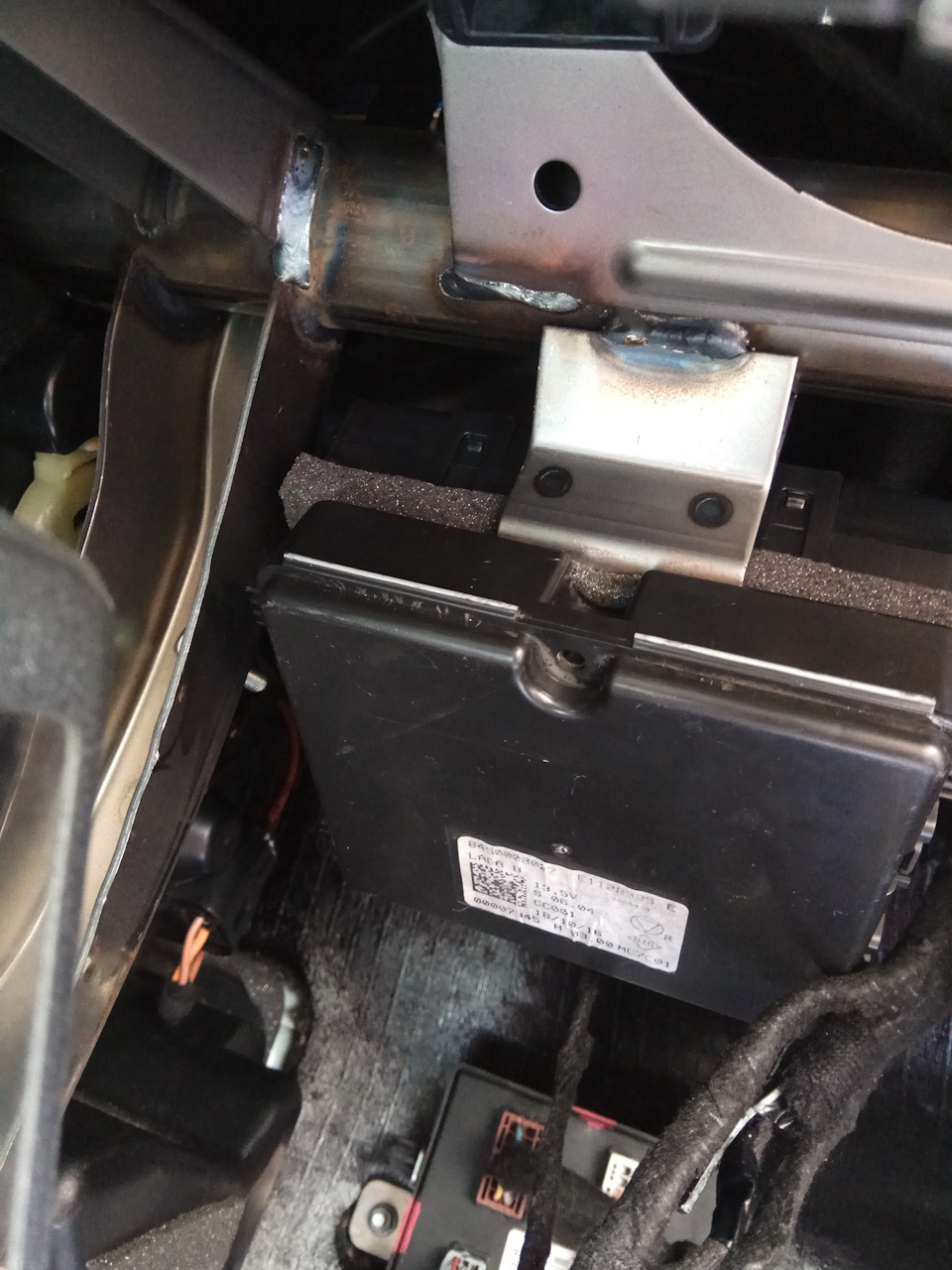 Контроллер разместил на том же кронштейне, что и блок ЭРЫ-Глонасс, ибо там он раздвоенный — Lada Vesta (1G)