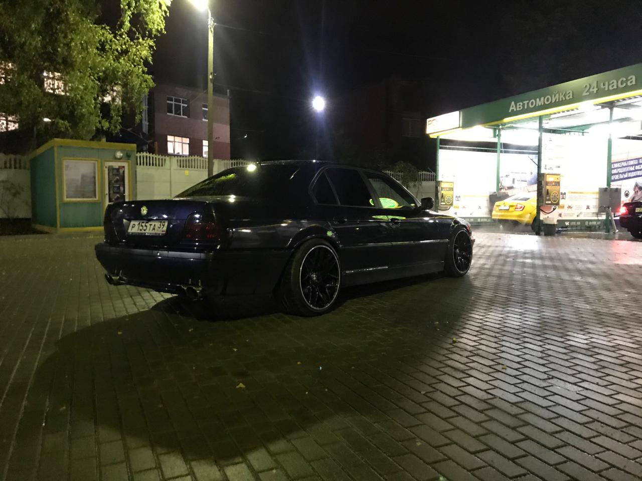 Бмв е38 шницер. Бмв м5 е39. Бмв е38 сзади. Спойлер е38. Bmw e38 750il alpina.