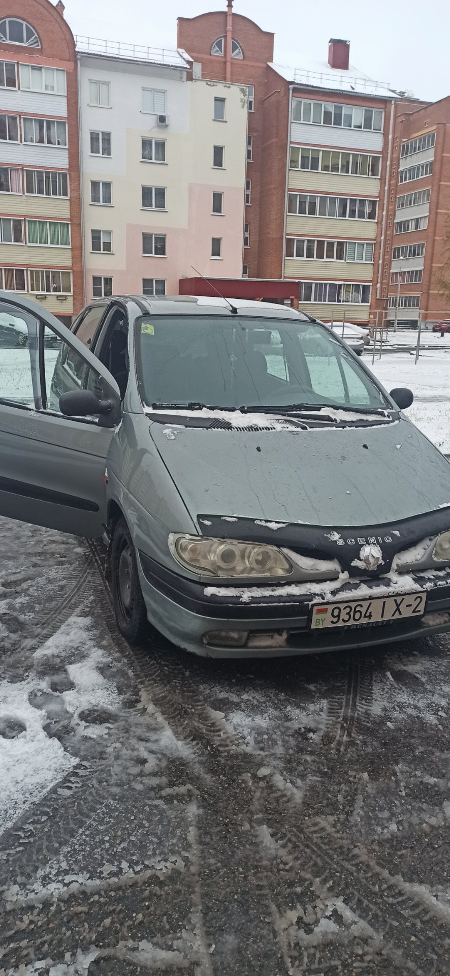 Обработка силиконом резинок дверей. — Renault Megane Scenic, 1,6 л ...