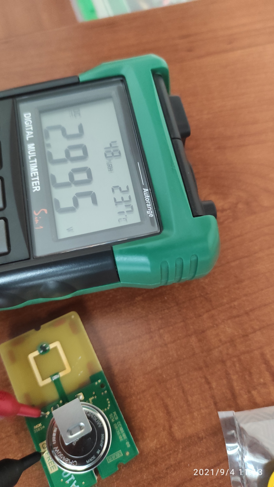 Напряжение старой батарейки — Toyota RAV4 (5G)