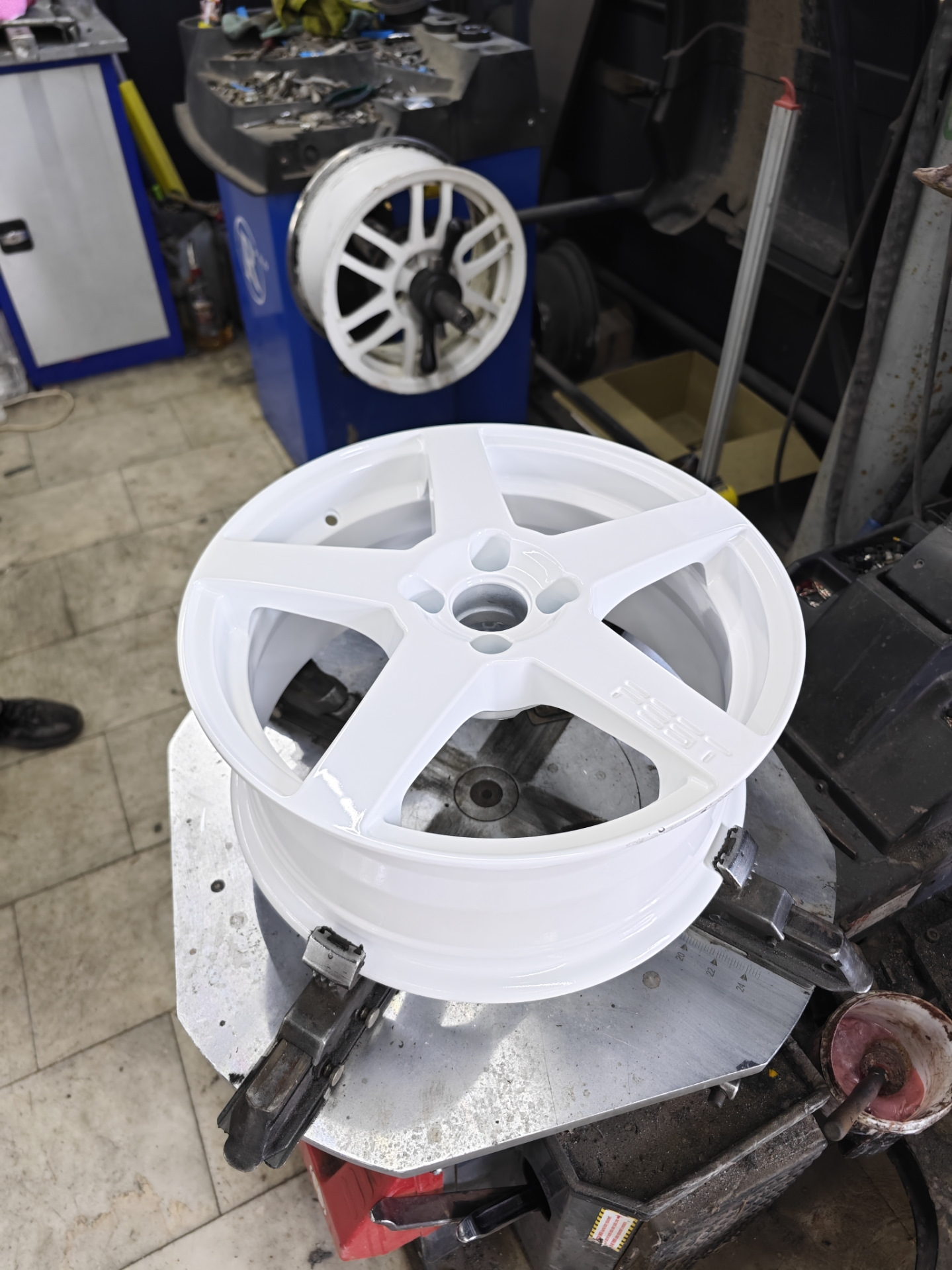 Новый цвет дисков + проставки — Lada Гранта Drive Active, 1,6 л, 2023 ...