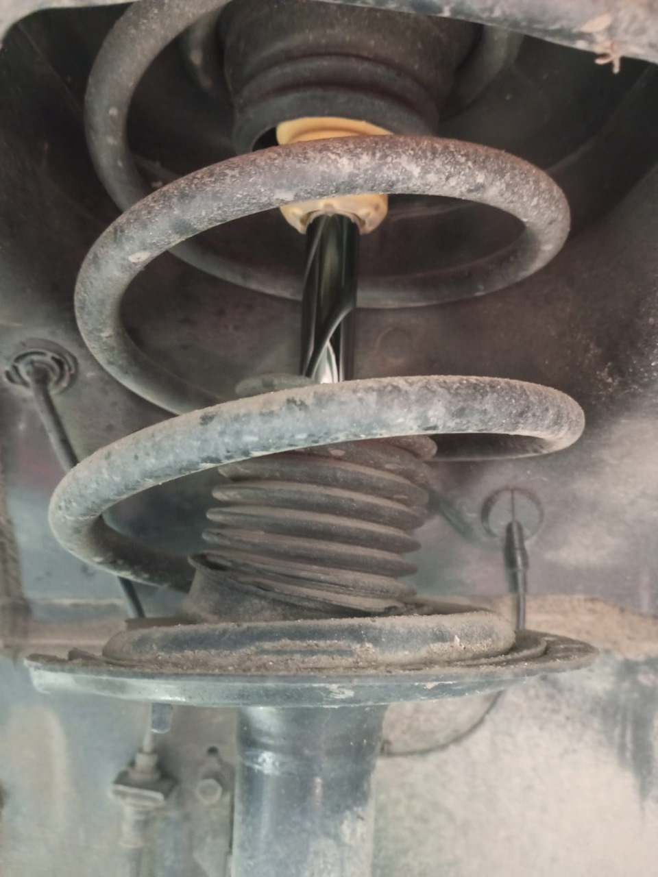 Замена пыльников на передних стойках DEQST 130141 — Mitsubishi ...