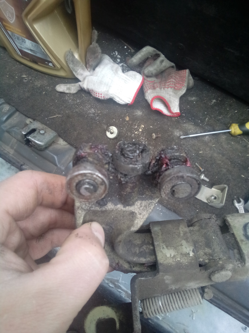 Вынул каретку. ВНИМАНИЕ поле того как дастли каретку из двери, дверь нужно аккуратно закрыть иначе она может перекрутиться и т.д. — Lada 2120 Надежда