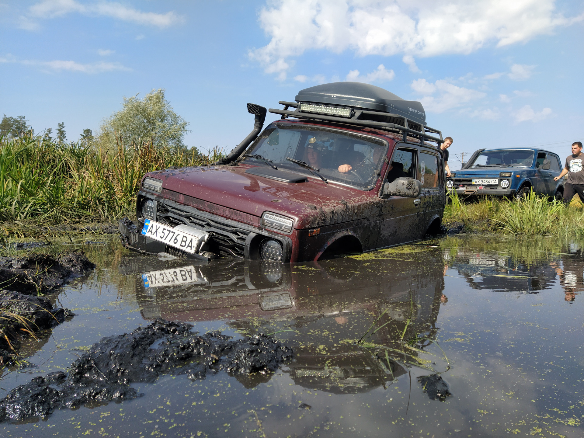 Покатушки автомобили. Нива тундра. Ниссан 4х4 в грязи. Покатушки по бездорожью. Покатушки на внедорожниках.