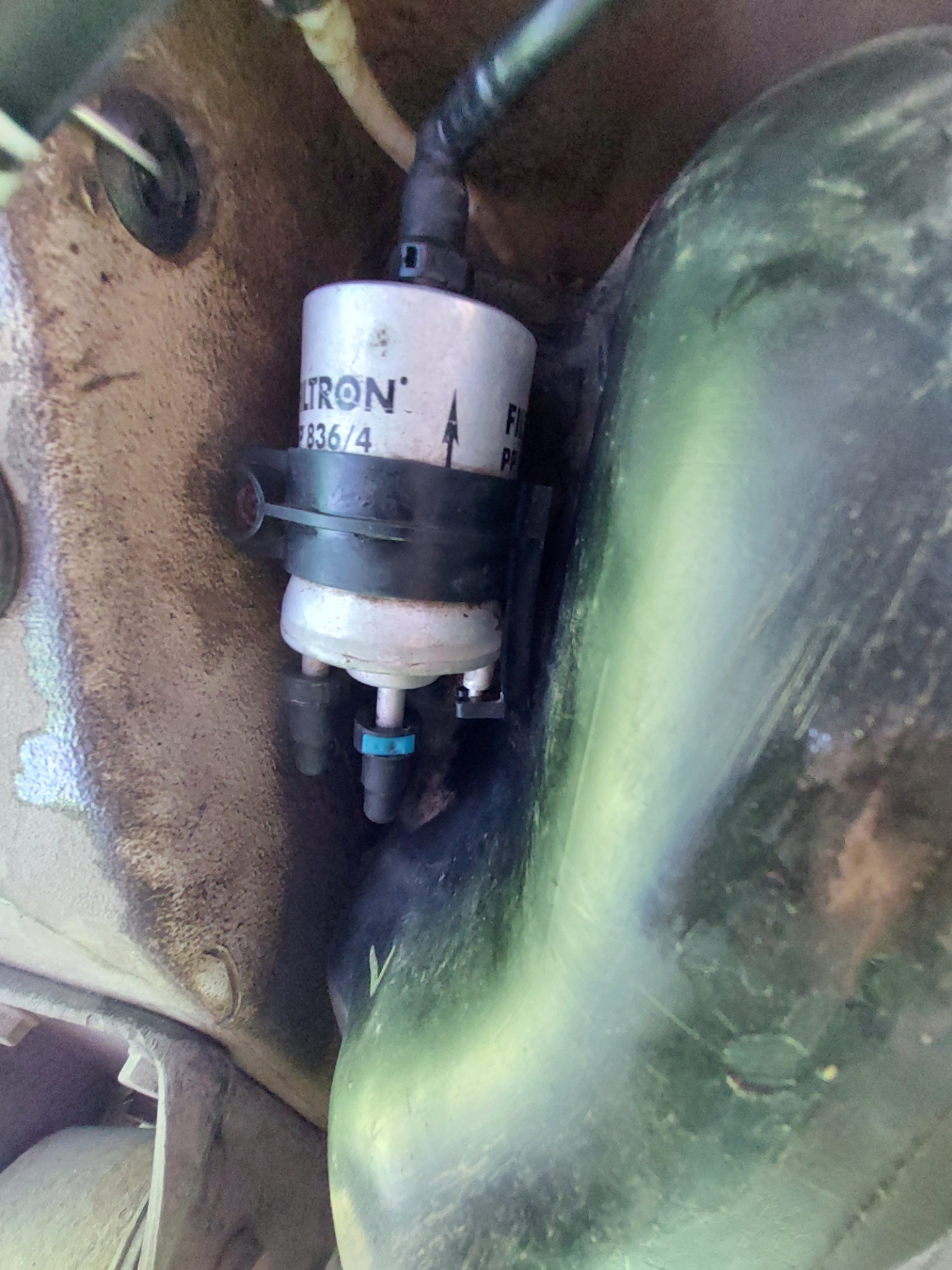 Замена топливного фильтра — Volkswagen Polo Sedan, 1,6 л, 2014 года ...