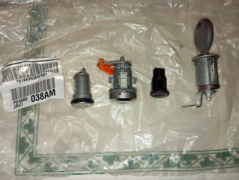 Застрял ключ в замке зажигания. Ключи от волги — Chrysler Stratus I, 2 ...