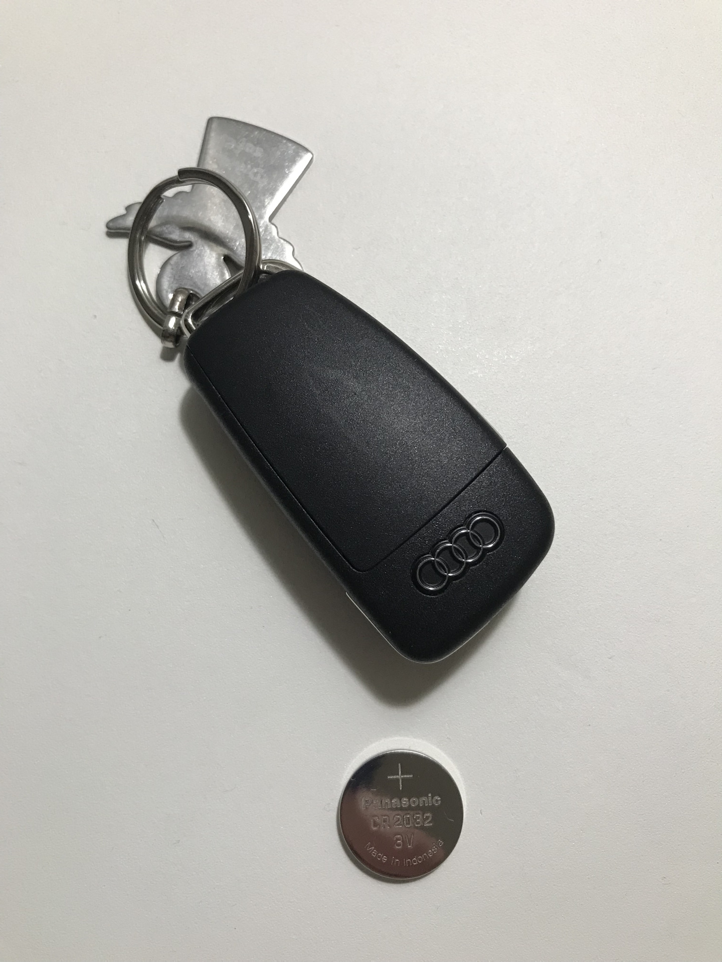 Как поменять батарейку в ключе ауди а3 Батарейка для ключа - Audi A3 Sedan (8V), 1,6 л, 2015 года своими руками DRIVE2