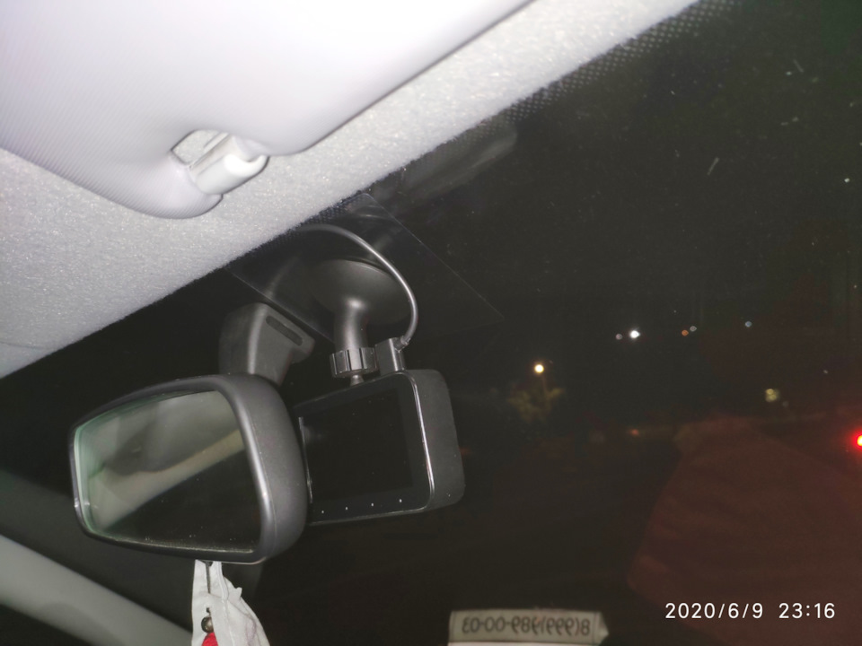 Стоит за зеркалом. Старался ближе к центру поставить регистратор. Так он менее заметен с улицы. Ночью вообще сливается. — Lada Гранта Лифтбек (2G)