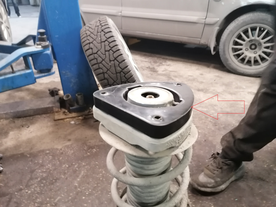 07. Przód: zaznacz markerem ustawienie elementów; zdejmij górną poduszkę, przygotuj dostęp do szpilek. — Mercedes B-Class W246/T246