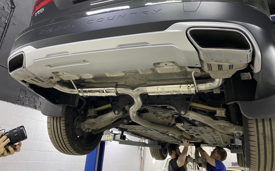 Неравнодушных парней пытающихся спасти машину становится больше! — Volvo V90 Cross Country