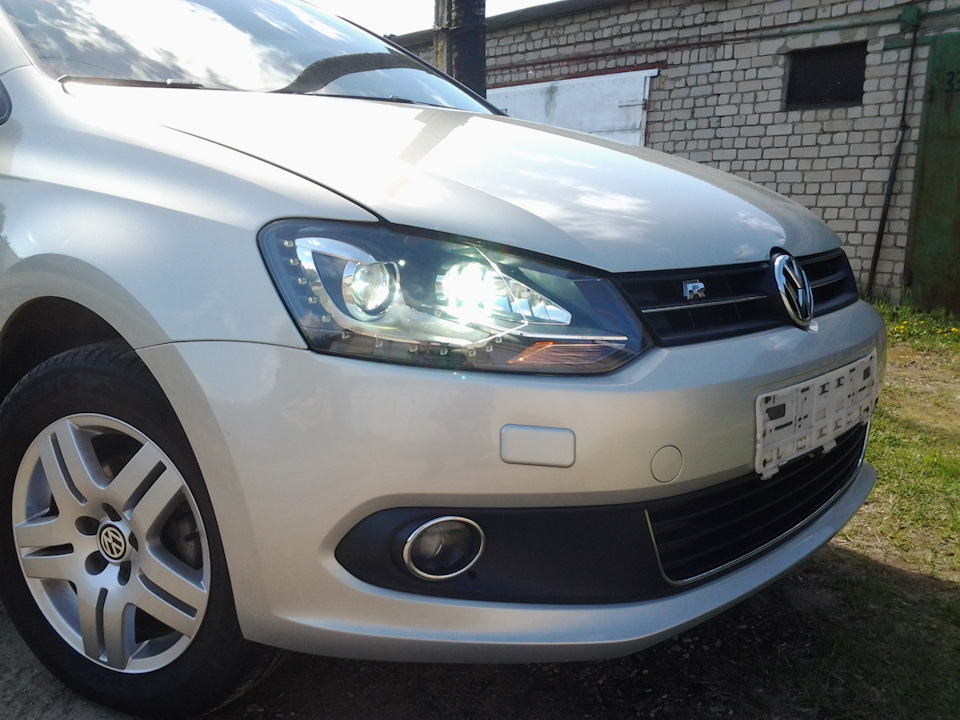 С диодной лампой светит намного лучше, но запрещено! — Volkswagen Polo Sedan