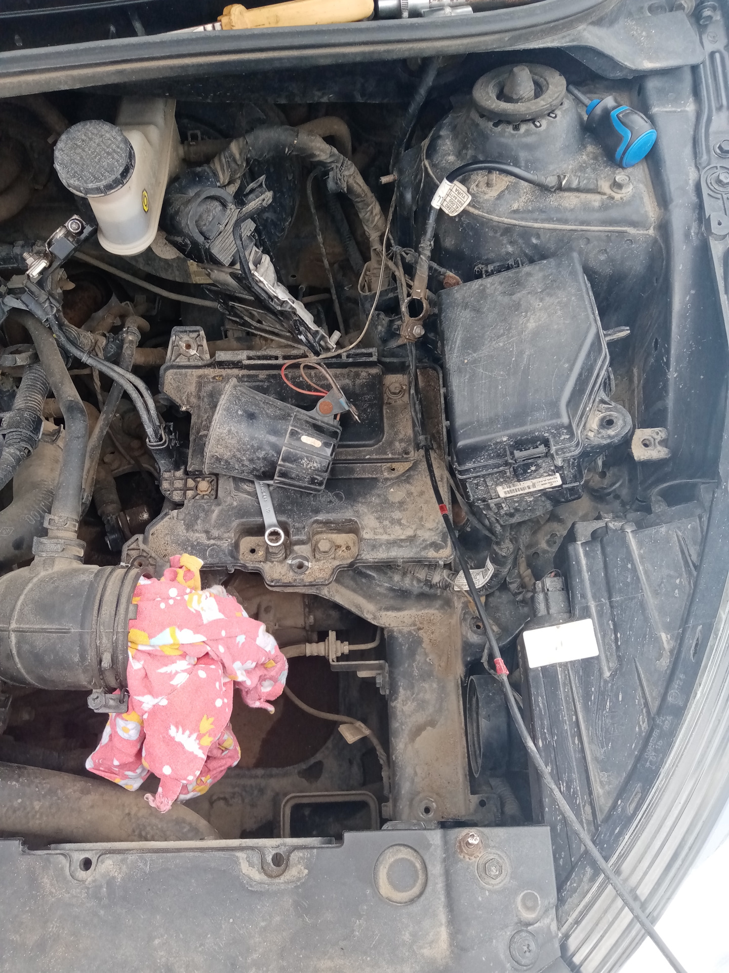 Заменили трос капота. — Hyundai Solaris (1G), 1,4 л, 2012 года | своими ...