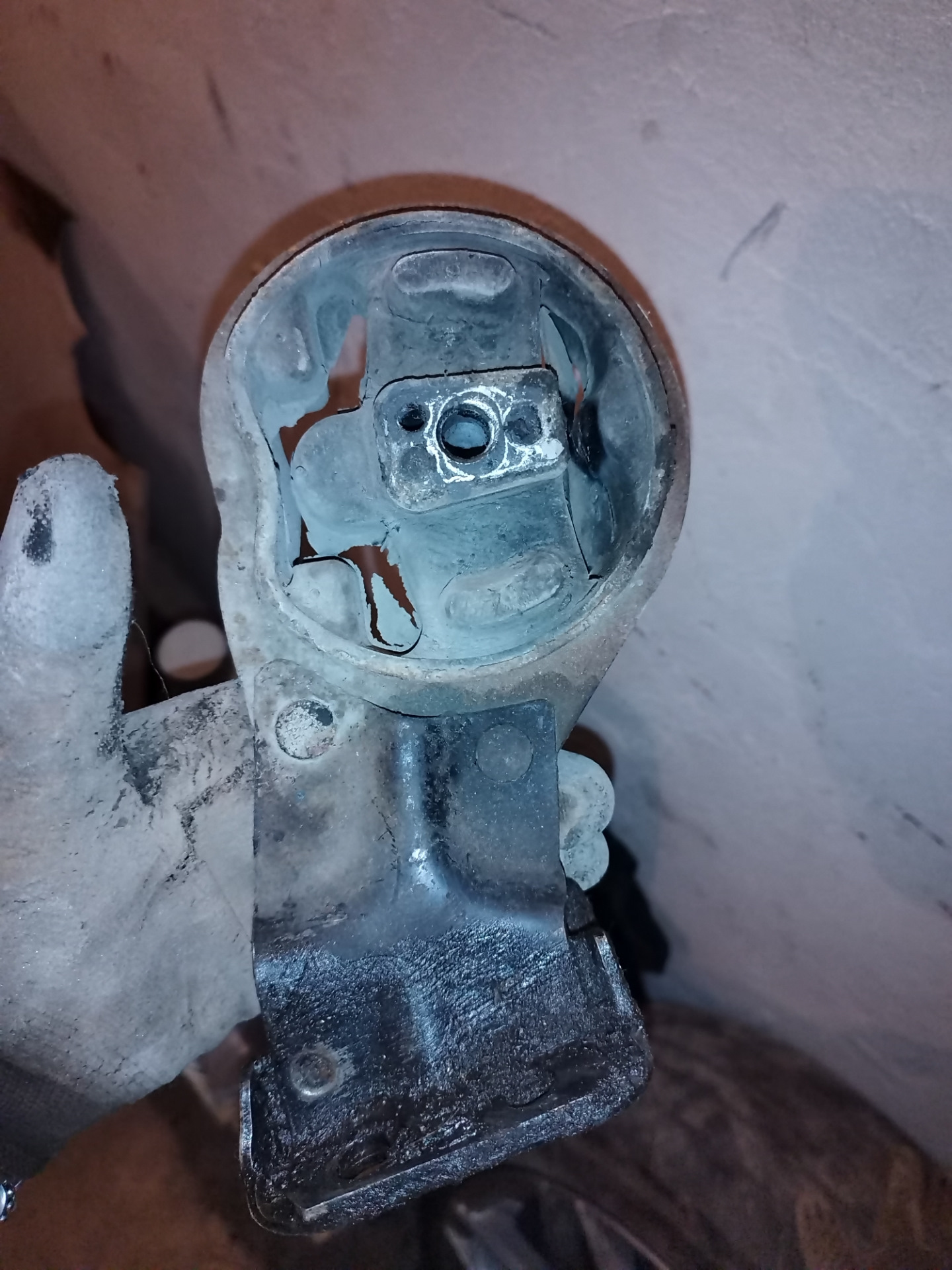 Замена подушек двигателя и коробки — Lada 2114, 1,5 л, 2004 года ...