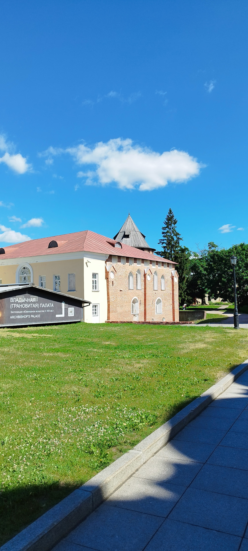 Еще один памятник сепаратизму и любви к западному. Грановитая палата есть не только в Москве. Изначально здание построено в готическом западноевропейском стиле. И это покои православного Владыки. Ну как тут быть добрым то? — Renault Kaptur (2020)