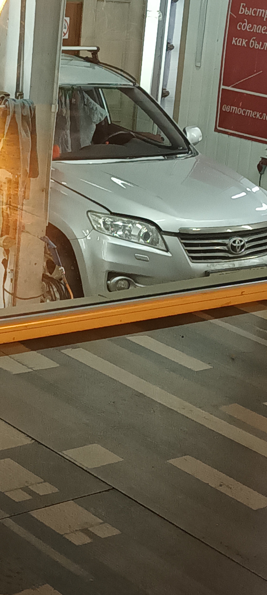 Лобовое с полным обогревом КМК — Toyota RAV4 (III), 2 л, 2011 года ...