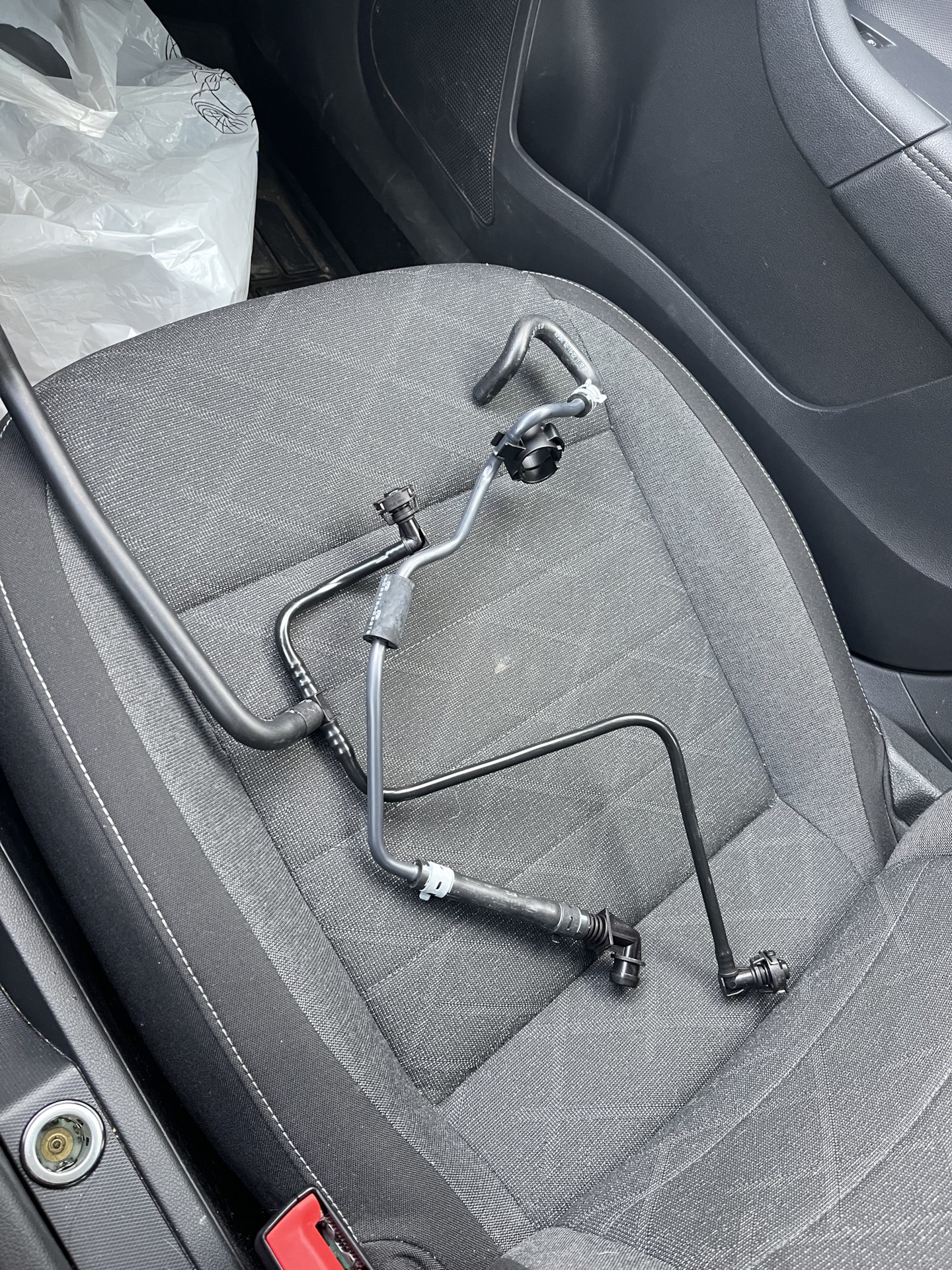 Лопнул патрубок антифриза — Audi Q5 (1G), 2 л, 2015 года | своими ...