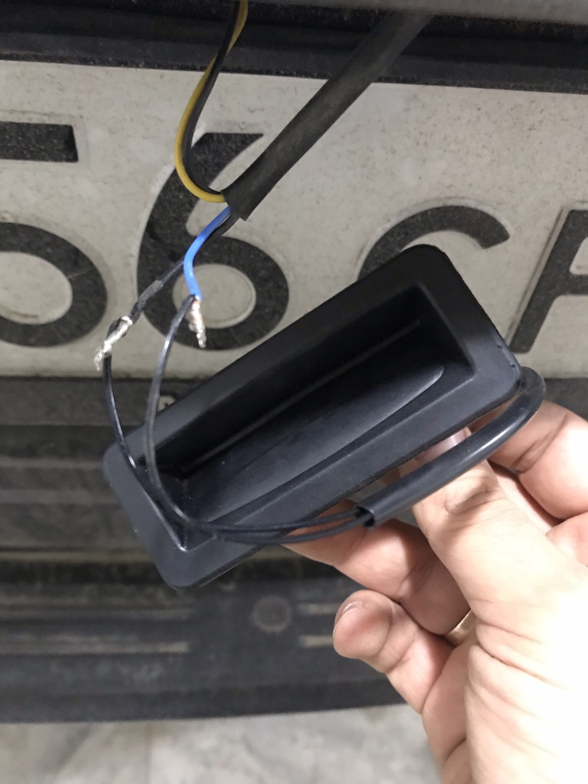 Кнопка открывания багажника фрилендер 2. Не открывает багажник с кнопки киа сид 2. Кнопка открывание крышки бензобака в опель астра. Замена кнопки открывания багажника. Kia quoris аварийное открывание багажника.