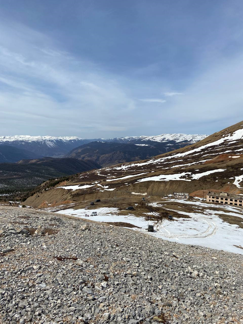 Начинаем подъем. Внизу видна импровизированная парковка (видно Нивку, крайняя справа), несколько машин делают попытки проехать чуть выше (как потом выяснится безуспешные)… — Lada 4x4 3D