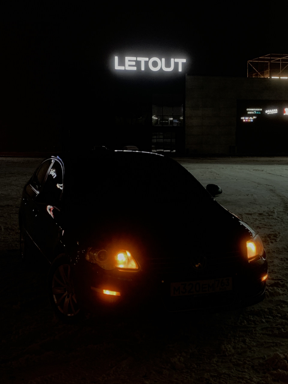 Девочка за столом. Ребенок 1. Обед ребенку до года. Кушать. Ужин для годовалого ребенка.