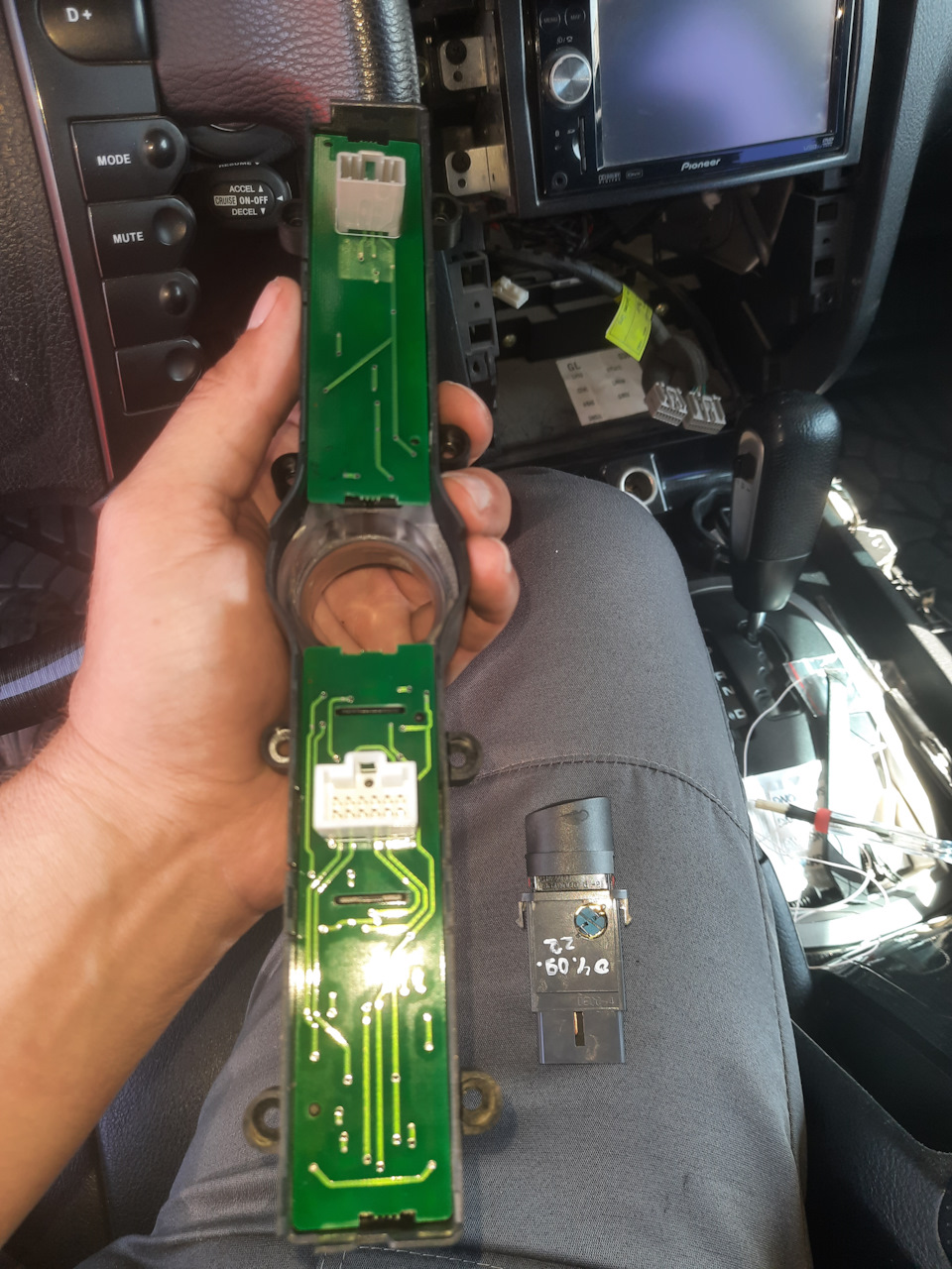 Замена лампы подсветки кнопки аварийной сигнализации — SsangYong Rexton ...