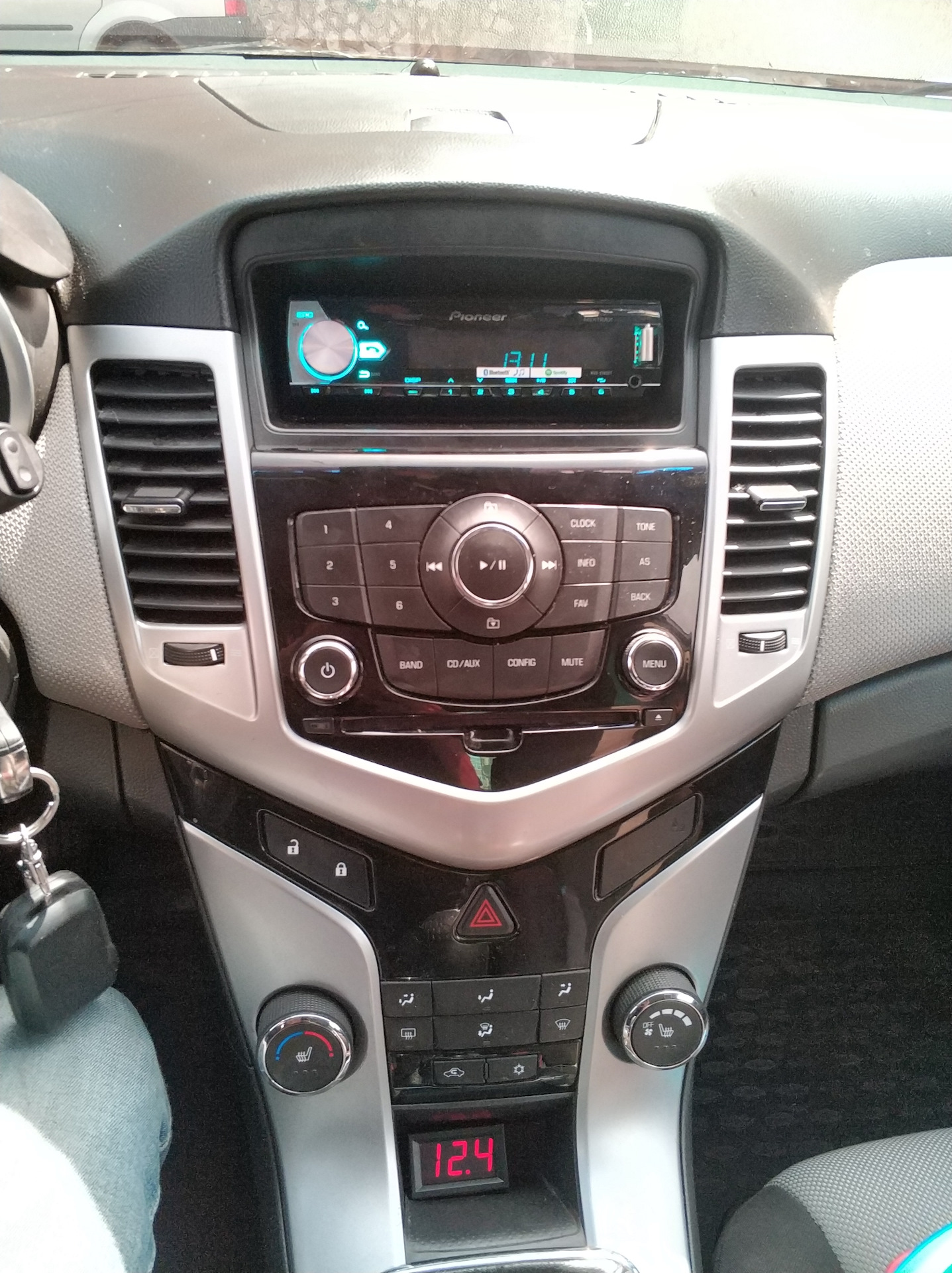 Установка Pioneer mvh 580 bt — Chevrolet Cruze Hatchback, 1,6 л, 2012 ...