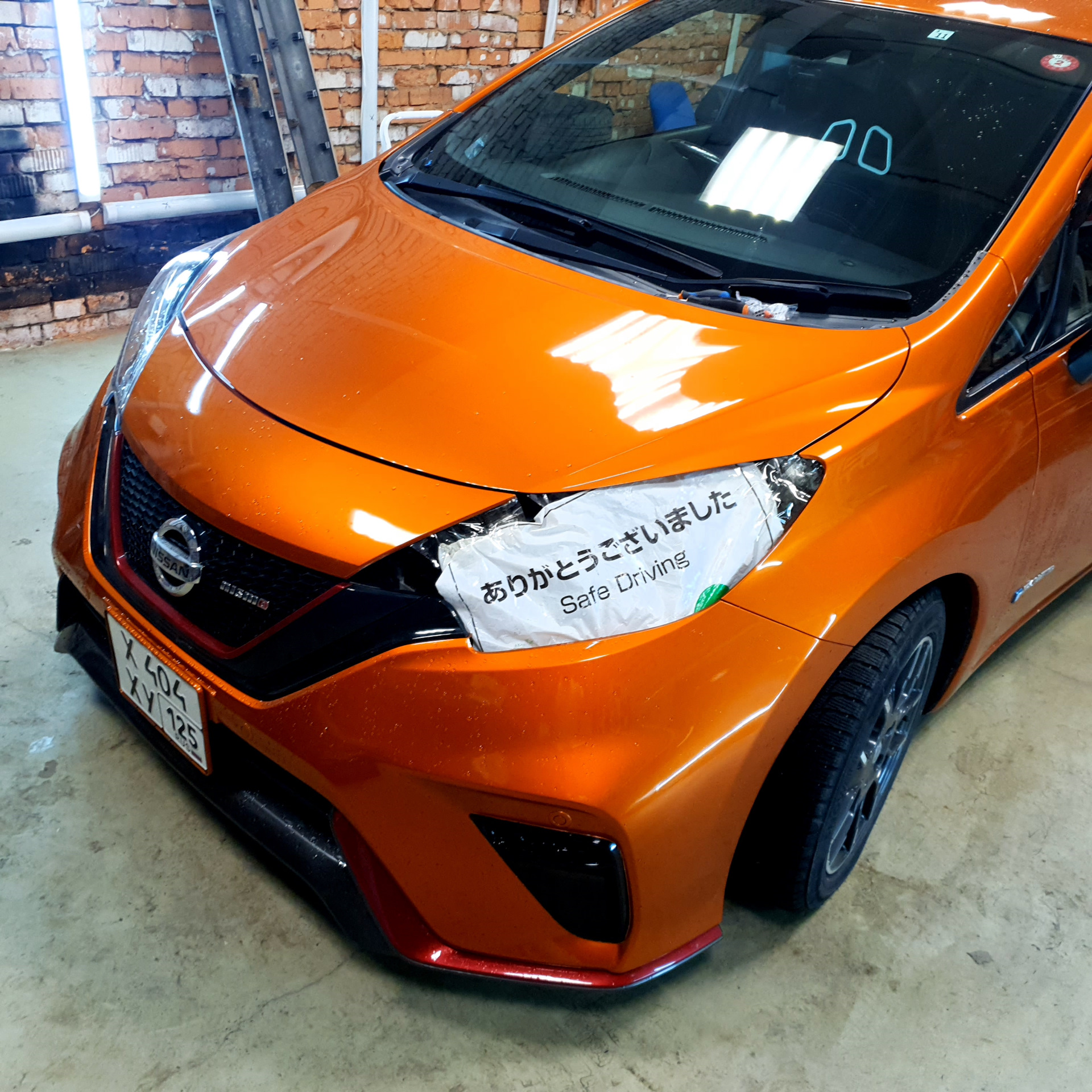 Ниссан нот епавер. Nissan Note e-Power Orange Black arrow.