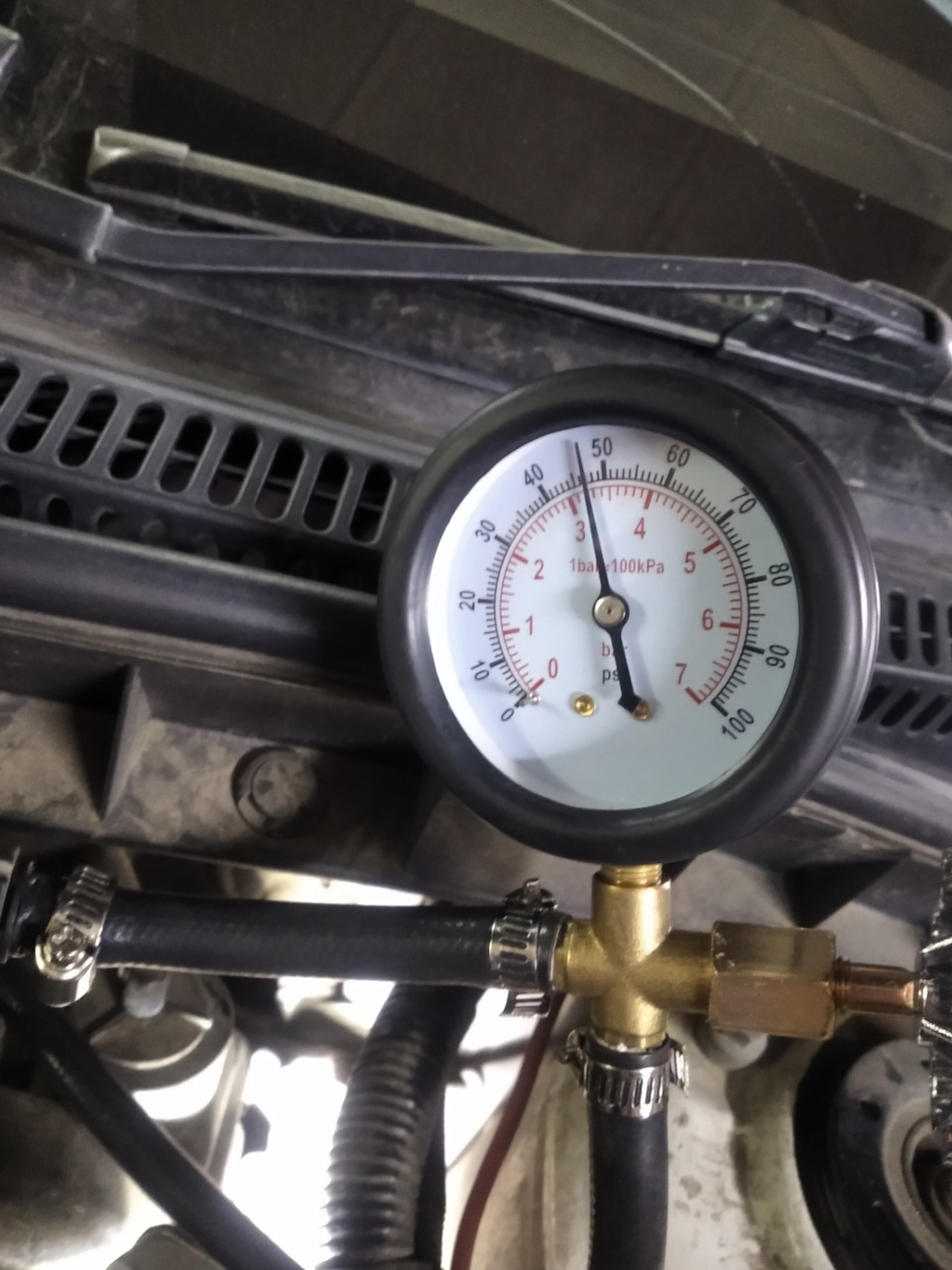 Замер давления в топливной системе — Toyota Premio (T240), 1,8 л, 2002 ...