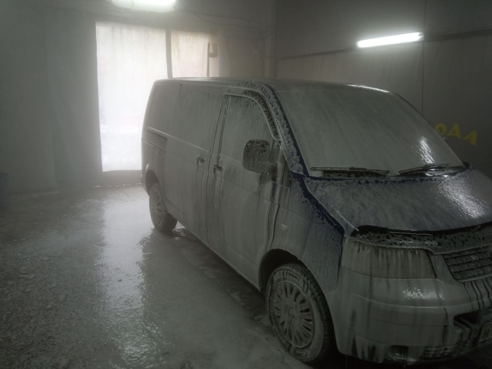 Первая мойка бусинки — Volkswagen Transporter T5, 2 л, 2006 года ...