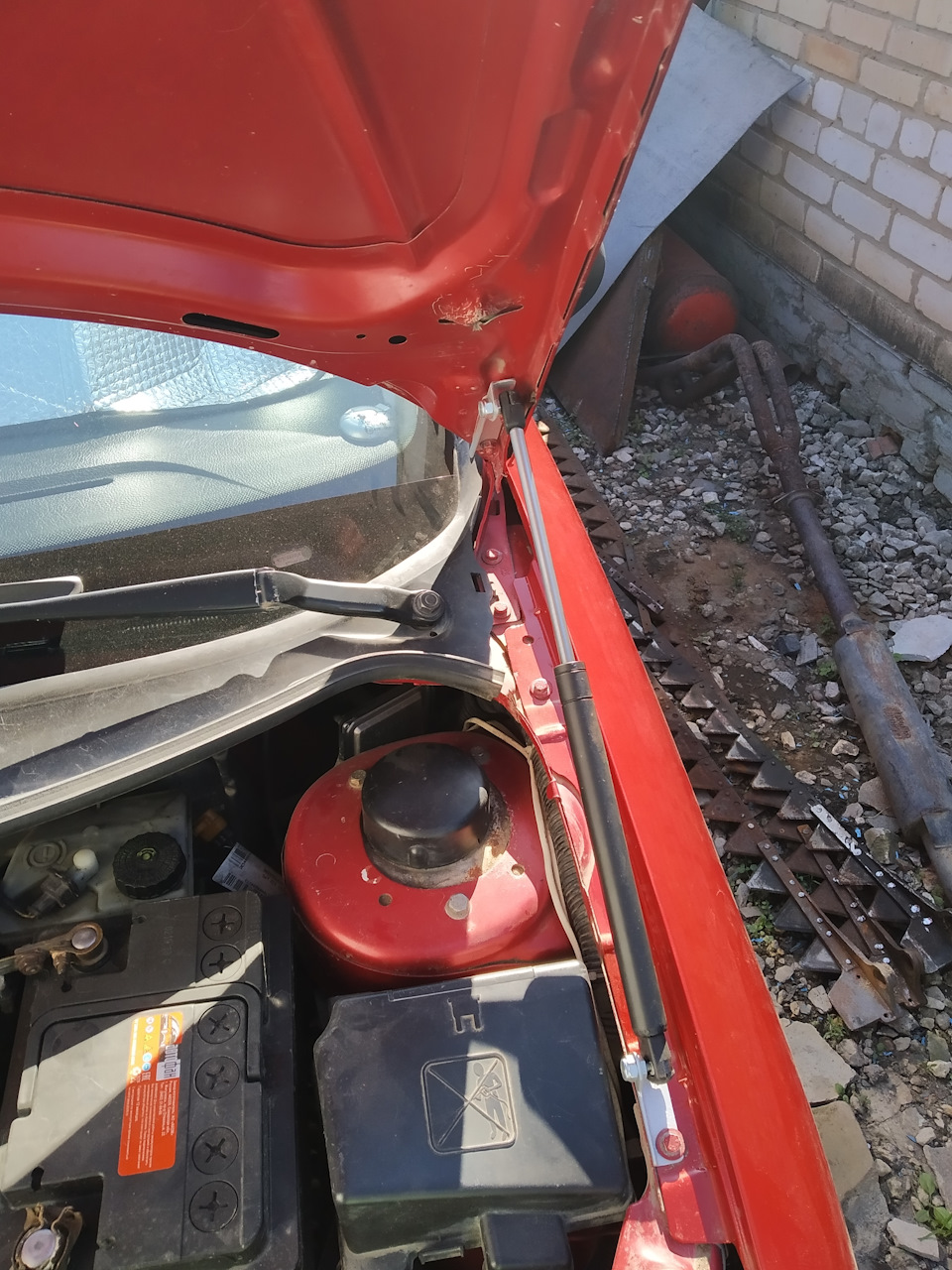 Газовый упор на капот пежо 206 — DRIVE2