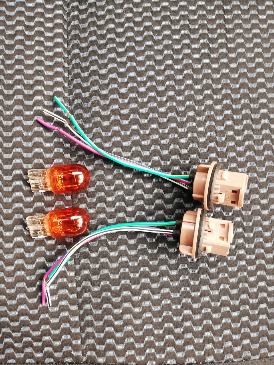 Двухконтактный цоколь в поворотники