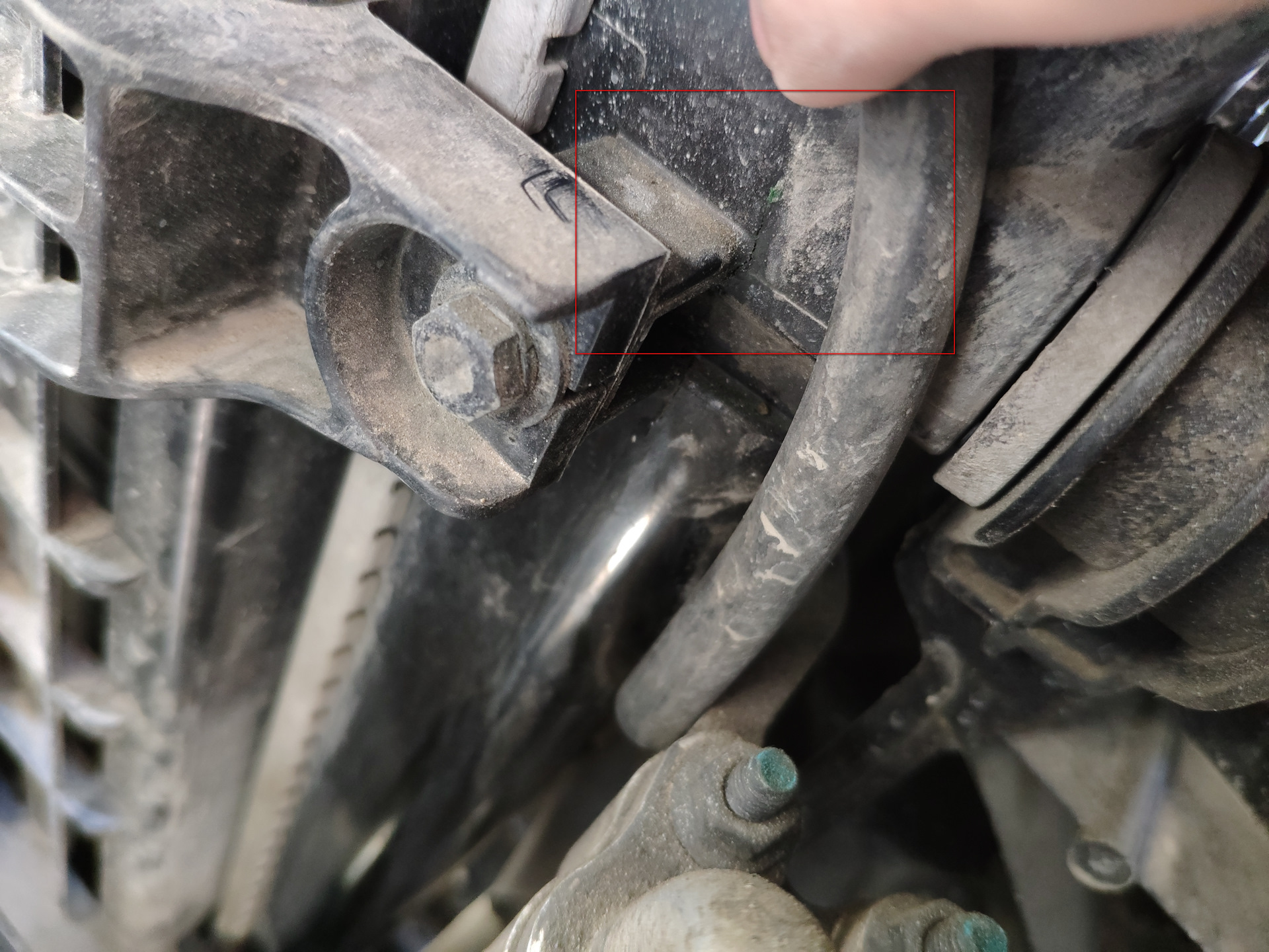 Охлаждение хендай туссан. Радиаторы Tucson JM 2.7. Hyundai Tucson распилил радиатор. Потёк патрубок радиатора Tucson JM 2.7. Система охлаждения Хендай Туссан 2.0.