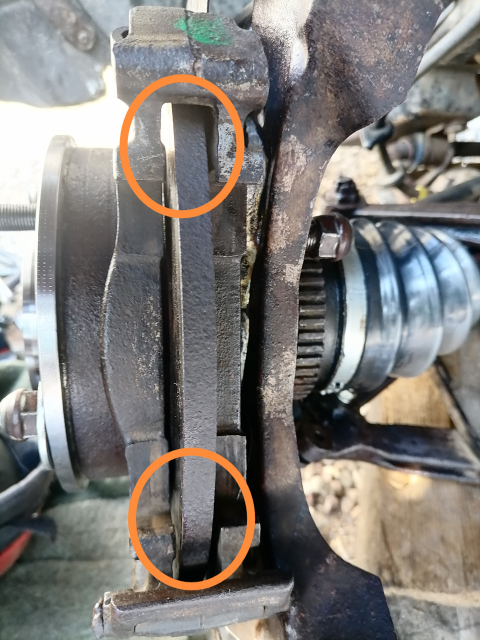 Если крутить за ступицу, тормозной диск не должен гулять и шаркать в местах, что пометил на фото. Либо вы криво установили тормозной диск! — Chevrolet Niva (1G)