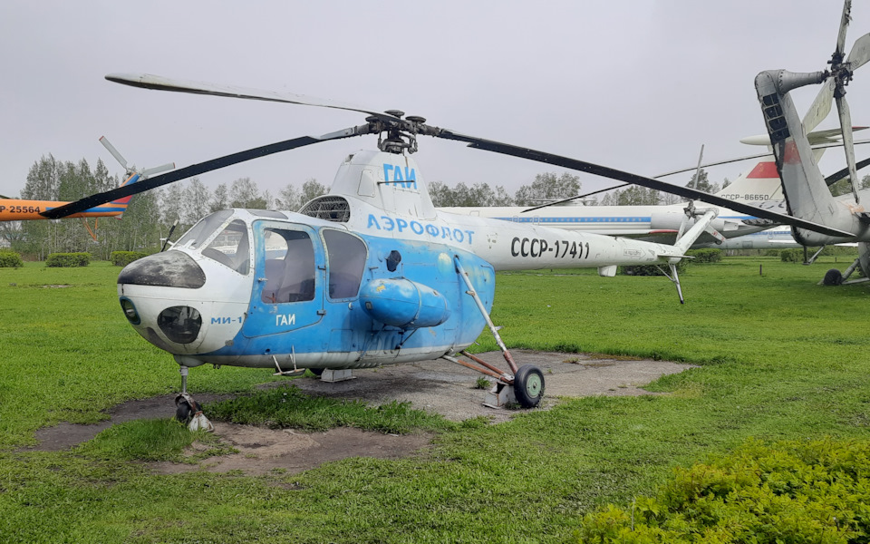 И немного вертолётов. Не знал, что на службе в ГАИ были задействованы вертолёты. На фото гаишный Ми-1, первый советский серийный вертолет. Всего было построено 2 680 машин. В нашей стране на настоящее время есть всего один летающий экземпляр, и он проживает в Новосибирске. Представленный в коллекция Ми-1 является первым экспонатом музея, он поступил в него 23-24 августа 1983 года. — Jeep Cherokee (KL)