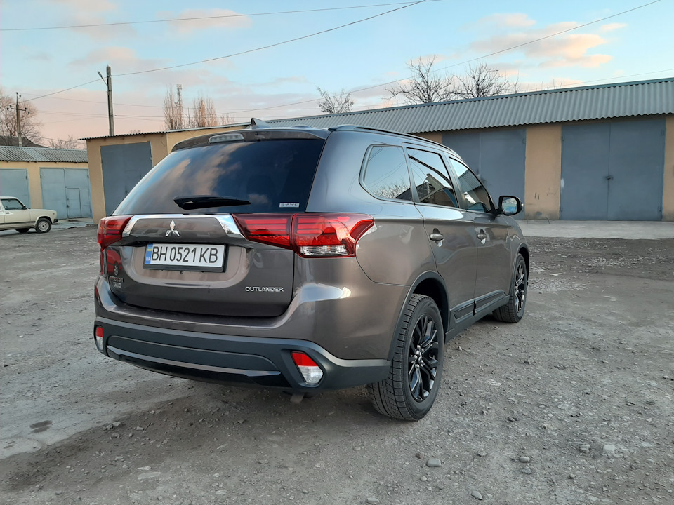 Подножка аутлендер. Мицубиси Аутлендер 3 Black Edition. Mitsubishi Outlander 2021 черный матовый. Диски Mitsubishi Outlander 2020. Фото фаркопа для Мицубиси Аутлендер 2020 года.