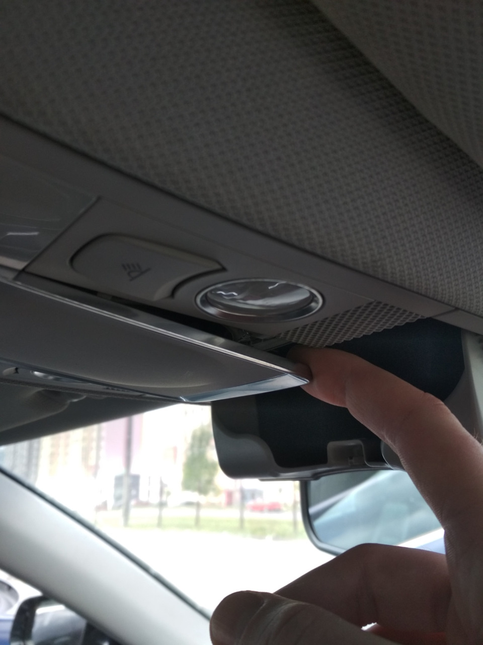 Снимаем плафон, открываем бокс для очков, подцепил пальцем аккуратно правую часть и отщёлкнул. — Audi A6 (C6)