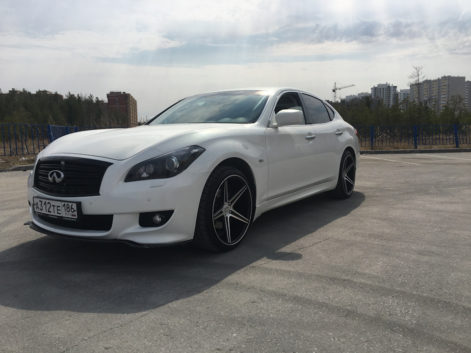 Черная Infiniti m25 на 20 колесах