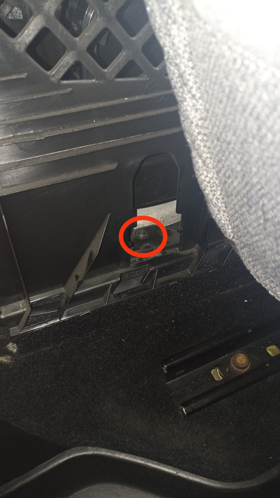 Регулировка ручника без снятия сидений. — Volkswagen Golf Mk5, 1,4 л ...