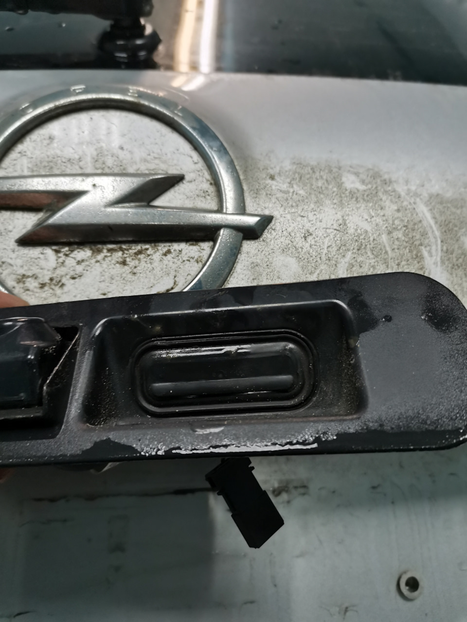 Кнопка открытия багажника — Opel Astra J, 1,4 л, 2013 года | своими ...