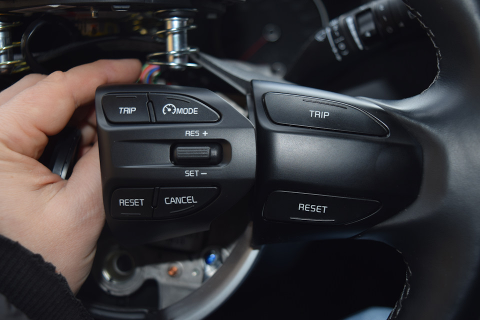 Кнопки круиз-контроля и марка Ford — KIA Rio X-Line, 1,4 л, 2019 года ...