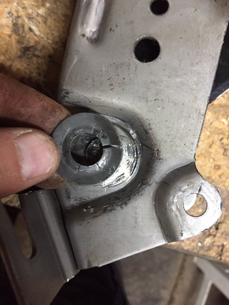 Появился треск педали тормоза, треск был когда педаль возвращалась ...