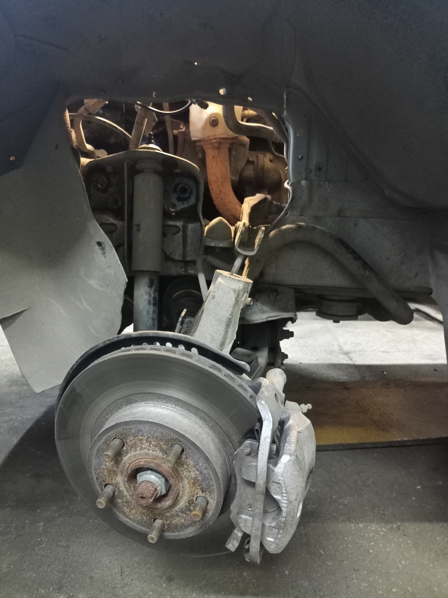 Проставки и пружины - Toyota E160, 1,8 л, 2012 года своими руками DRIVE2