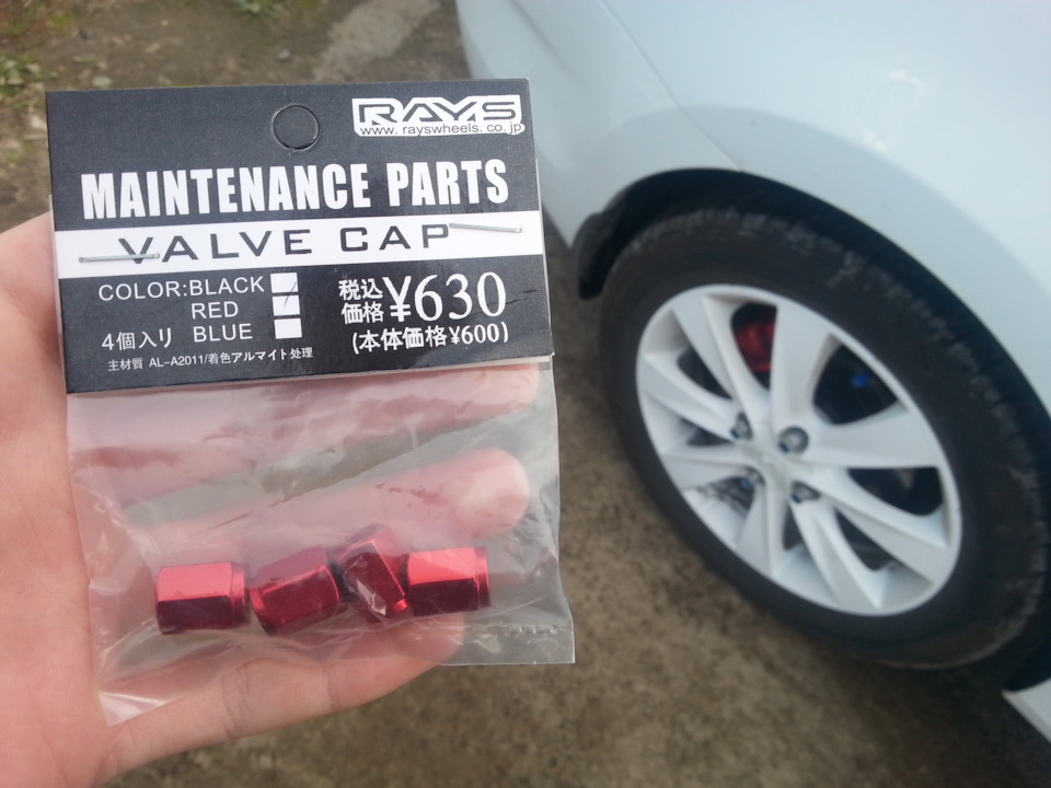 Школьники скручивают колпачки с колес — Hyundai Solaris, 1,6 л, 2014 ...