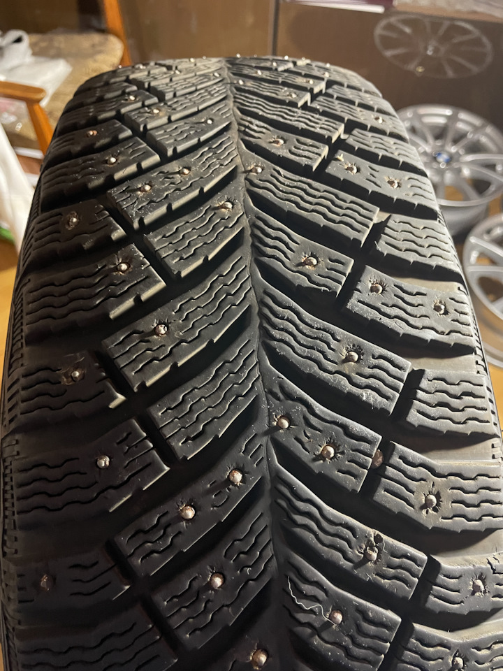 Шины зимние шипованные Michelin 215/60 R17 на BMW X3 (G01), BMW X1 (F48 ...