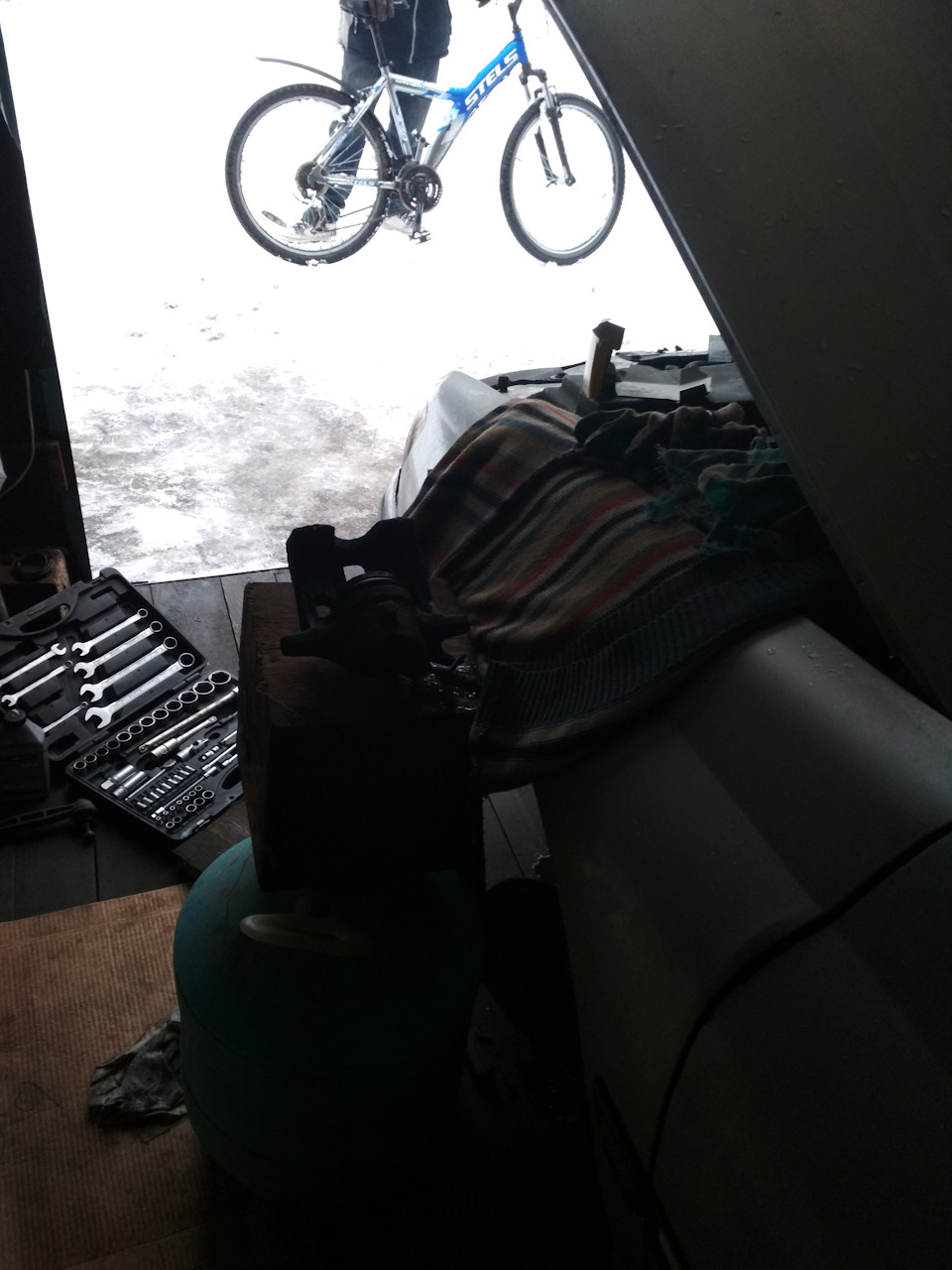 замена пыльника поршня переднего суппорта пежо 406 без снятия суппорта ...