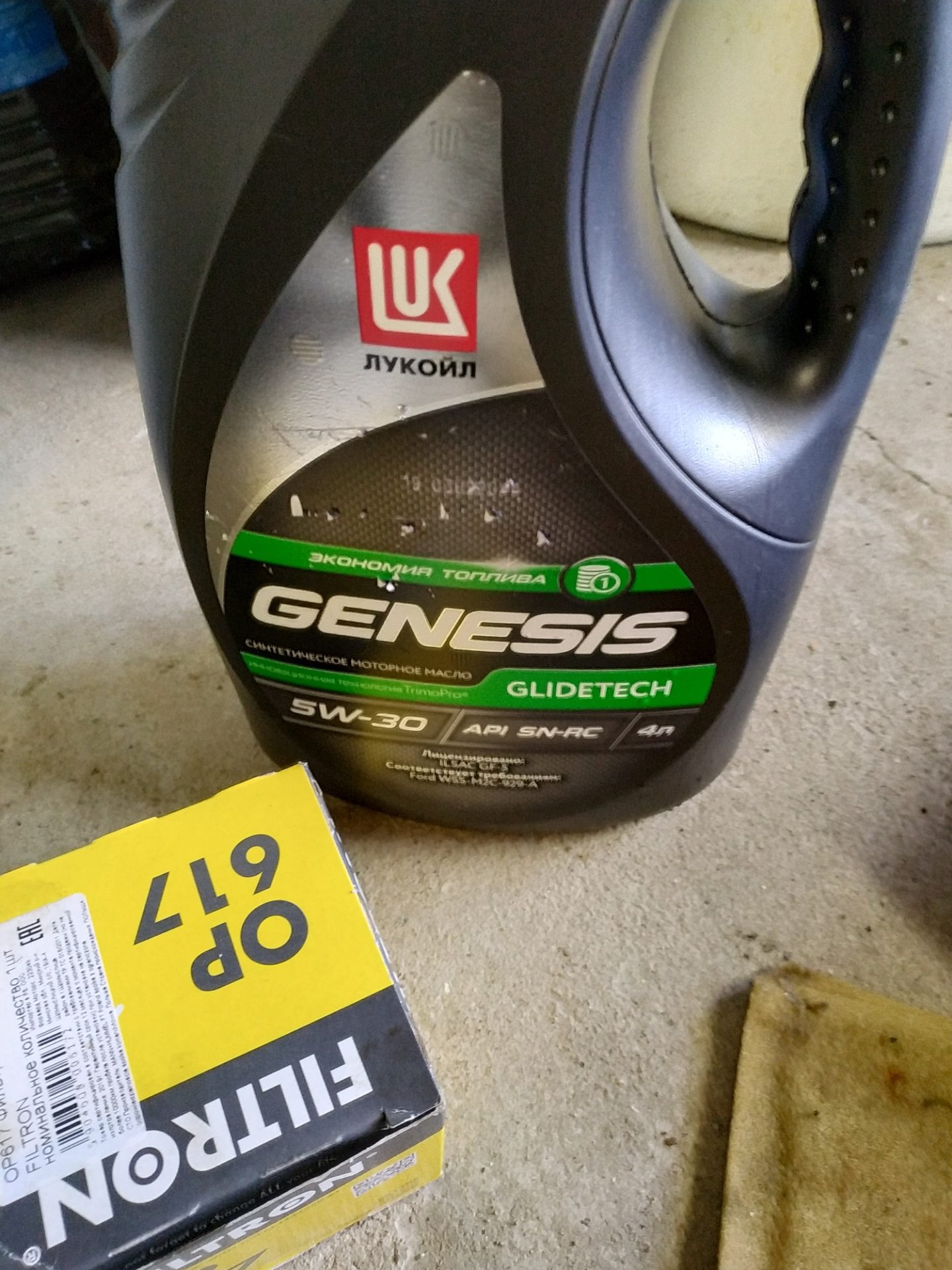 Lukoil genesis glidetech 5w 30. Лукойл Genesis Солярис 1.4. Масло Лукойл для Хендай Солярис 1.6 2012. Масло Лукойл для Соляриса 1.6. Масло Лукойл для Хендай Солярис 1.6.