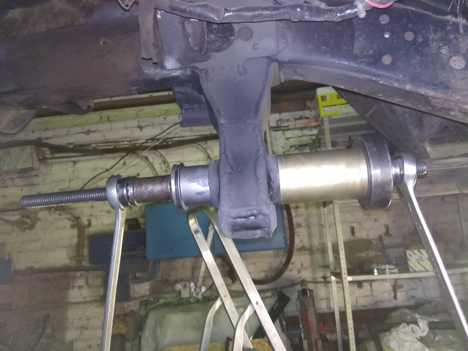 прессую новые сайленты Lynx C9478 — Mitsubishi Montero I. Запчасти на фото: C9478